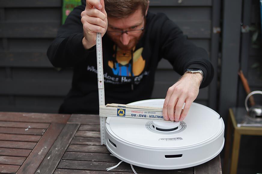 Измерение робота-пылесоса Roborock Q7 Max линейкой